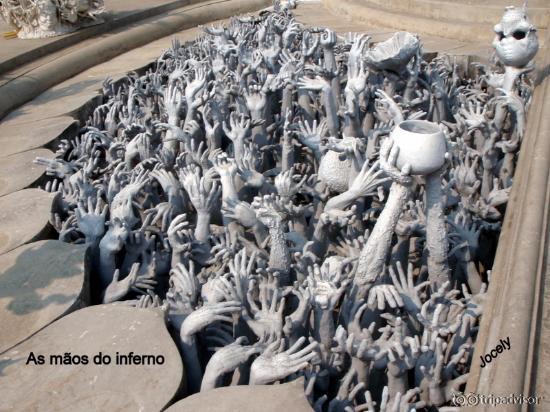 As mãos do inferno no jardim Wat Rong Khun