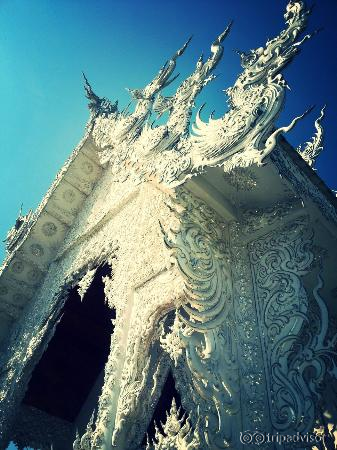 at wat rong khun temple
