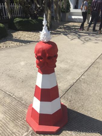 bulingbuling的，是藝術品。chalermchai說白色代表純潔，閃閃發光的玻璃片是智慧的象徵。他用雕塑讓人們理解佛教（過橋的時候有點慎得慌）。但絕對值得觀看