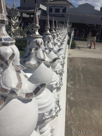 bulingbuling的，是藝術品。chalermchai說白色代表純潔，閃閃發光的玻璃片是智慧的象徵。他用雕塑讓人們理解佛教（過橋的時候有點慎得慌）。但絕對值得觀看