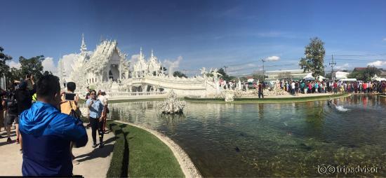 bulingbuling的，是藝術品。chalermchai說白色代表純潔，閃閃發光的玻璃片是智慧的象徵。他用雕塑讓人們理解佛教（過橋的時候有點慎得慌）。但絕對值得觀看