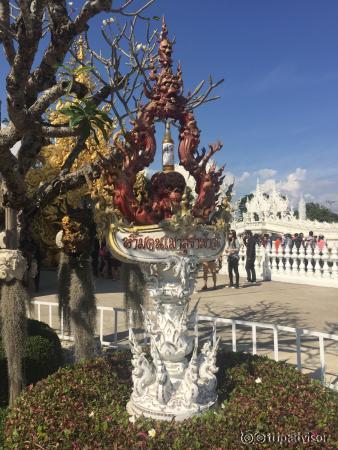 bulingbuling的，是藝術品。chalermchai說白色代表純潔，閃閃發光的玻璃片是智慧的象徵。他用雕塑讓人們理解佛教（過橋的時候有點慎得慌）。但絕對值得觀看