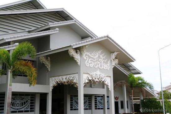 โรงปั้น เป็นที่เตรียม งานปูนปั้น ติดกระจก ฯ