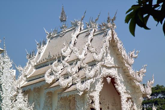 Крыша храма Ронг Кхун