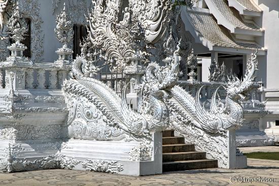 Боковая лестница храма Ронг Кхун