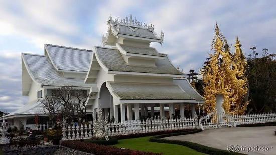 วัดร่องขุ่นความงดงามของสีขาว