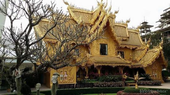 ห้องสุขาสีทองอร่าอร่ามงดงาม