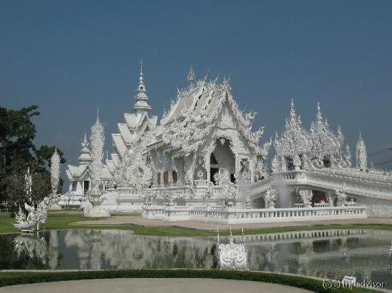 真っ白な綺麗な寺院