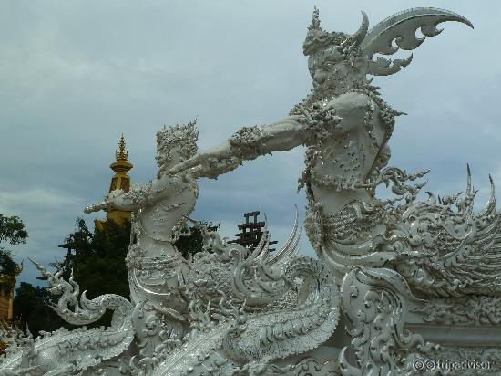 Стражи на входе в храм.