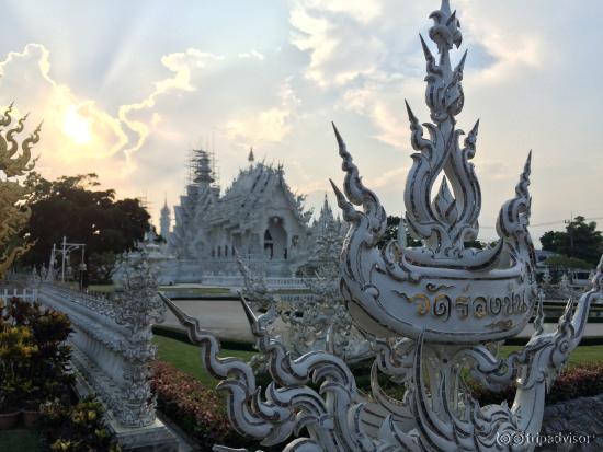 ด้านหน้าวัดร่องขุ่น