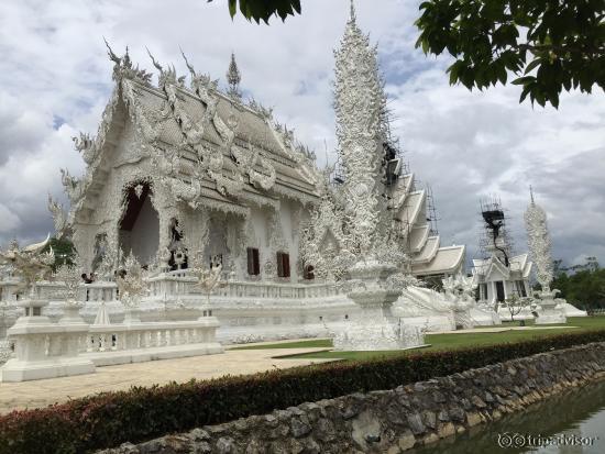 วัดร่องขุ่นยามเช้า