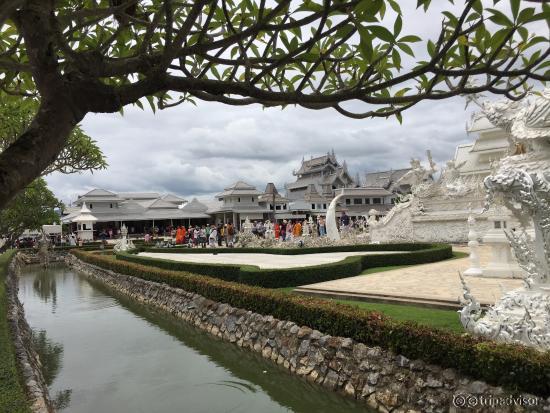 คูน้ำป้องกันแรงสะเทือนสู่วัดร่องขุ่น