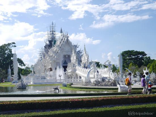 วัดร่องขุน ถ่ายจากด้านนอก