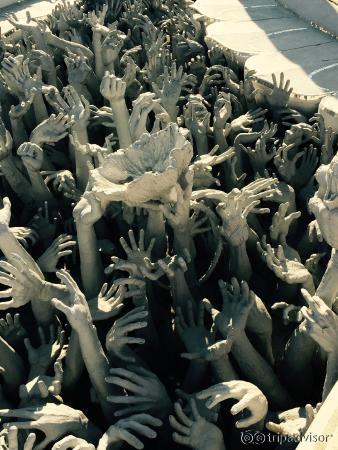 ระหว่างทางเดินสะพานขึ้นอุโบสถ