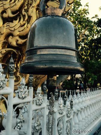 ระฆังบริเวณด้านหน้าก่อนเดินเข้าอุโบสถ