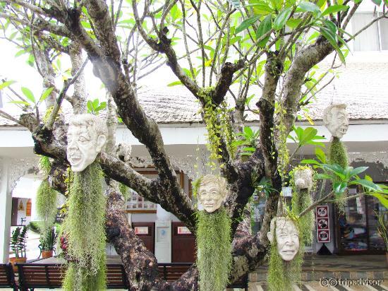 White Temple, у галереи