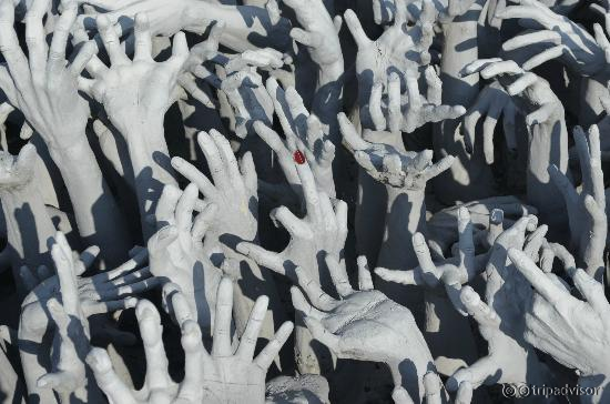 บริเวณด้านหน้าวัดร่องขุ่น