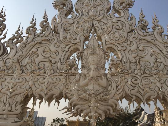 白廟是去清萊必看景點，壯觀、讚歎都不足以形容，跟泰國其他寺廟相比，因是藝術家所建，更是有藝術氣息。