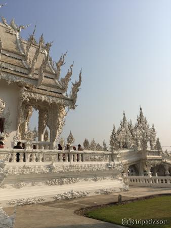 白廟是去清萊必看景點，壯觀、讚歎都不足以形容，跟泰國其他寺廟相比，因是藝術家所建，更是有藝術氣息。