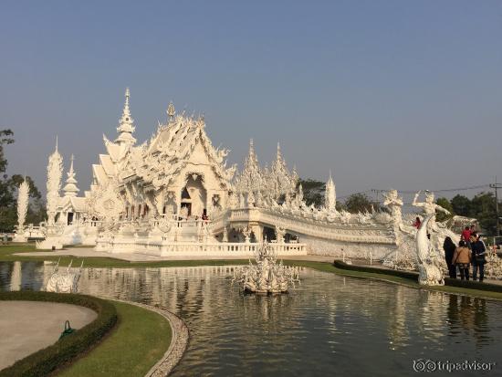 白廟是去清萊必看景點，壯觀、讚歎都不足以形容，跟泰國其他寺廟相比，因是藝術家所建，更是有藝術氣息。