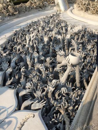 白廟是去清萊必看景點，壯觀、讚歎都不足以形容，跟泰國其他寺廟相比，因是藝術家所建，更是有藝術氣息。