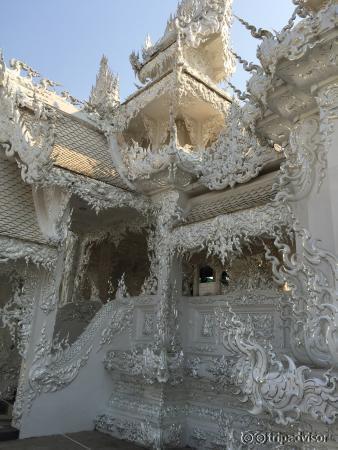 白廟是去清萊必看景點，壯觀、讚歎都不足以形容，跟泰國其他寺廟相比，因是藝術家所建，更是有藝術氣息。