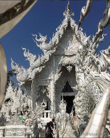 บริเวณด้านหน้า(ตรงๆ)ของสถานที่