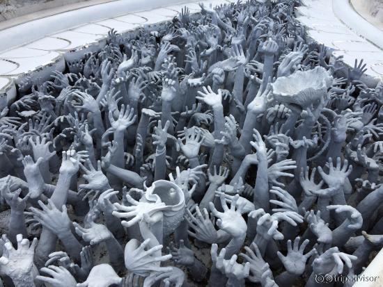 無数の手がとても不気味・・・