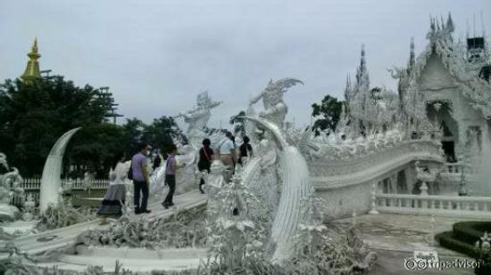 תאילנד צ'אנג ראי המקדש הלבן .ליפני שמגיעים לגן עדן, עוברים על גשר הלידה, ובדרך עוברים בתוך יער ש