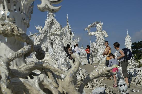 ด้านหน้าวัดร่องขุ่น