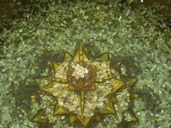 Аттракцион - брось монетку, попади в лотос и мечты сбудутся...