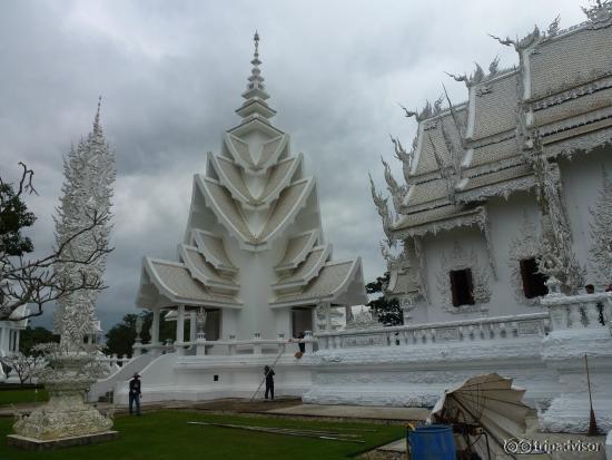 Ват Ронг Кхун - на территории храма