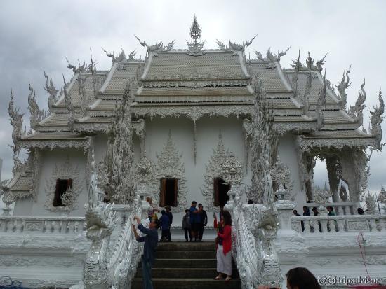 Ват Ронг Кхун - на территории храма