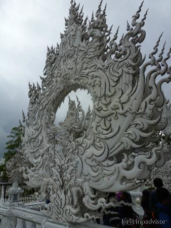 Ват Ронг Кхун - на территории храма