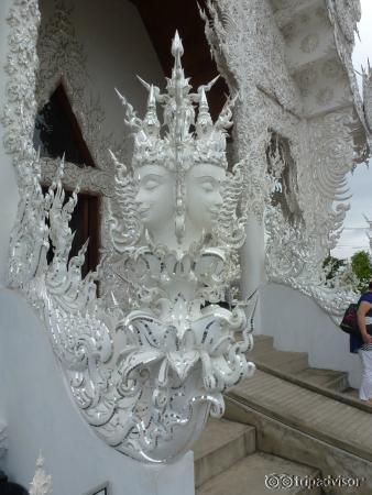 Ват Ронг Кхун - на территории храма