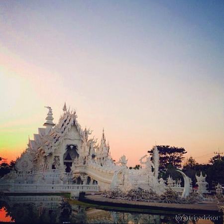 แสงแดดยามเย็นตัดกับสีขาวของวัดเป็นอะไรที่ยอดเยี่ยมมาก