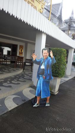 この人がスポンサー兼製作者の有名な芸術家さん