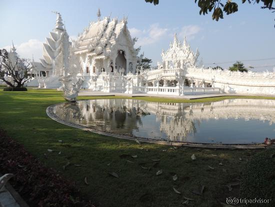 2015.1 初めてチェンマイから３時間かけチェンライのワット・ロン・クンに行きました。数年前の地震で塔の先端が曲がっていましたが、綺麗な白亜の寺院でした。