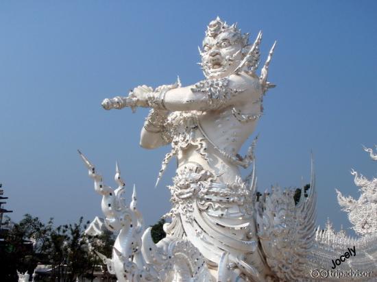 escultura no jardim do Wat Rong Khun