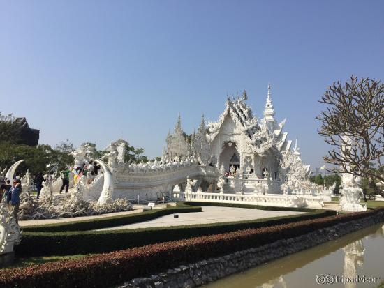 Estaba lleno de gente! Al frente hay unos negocios pra comprar souvenirs y algo pra tomar y come
