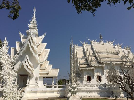 Estaba lleno de gente! Al frente hay unos negocios pra comprar souvenirs y algo pra tomar y come