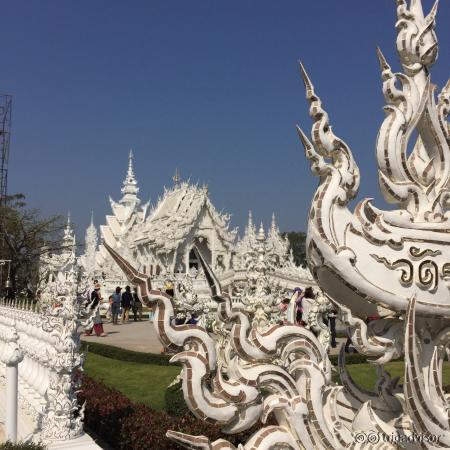 Estaba lleno de gente! Al frente hay unos negocios pra comprar souvenirs y algo pra tomar y come