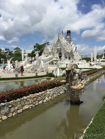 Ett fantastiskt tempel av en arkitekt med andra visioner