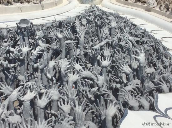 Incredible and find the repainted fingernail