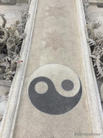 Tantissimi i particolari da scoprire. Un tempio diverso da tutti gli altri, non solo nel colore 