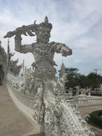 Tantissimi i particolari da scoprire. Un tempio diverso da tutti gli altri, non solo nel colore 