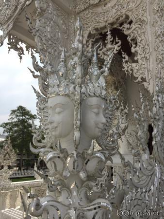 Tantissimi i particolari da scoprire. Un tempio diverso da tutti gli altri, non solo nel colore 