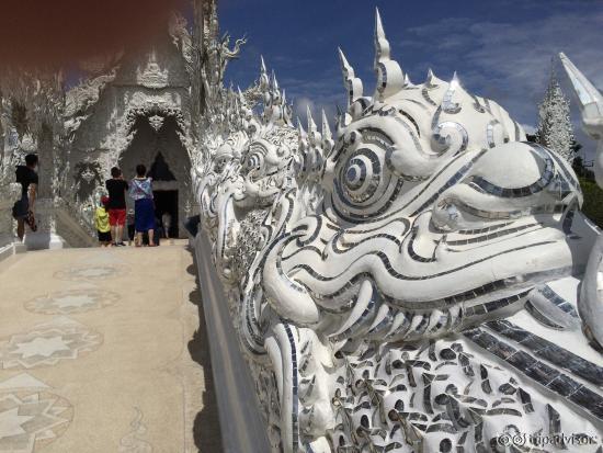 Templo distinto a los demás. Budista e hinduista, se empezó a construir en 1997 y aún está sin a