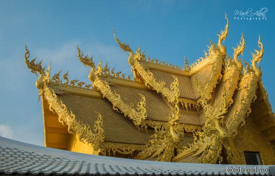 Was Rong Khun (White Temple), view of the ornate roof of the building beside the white temple.