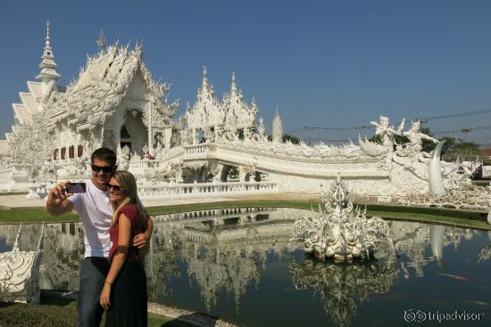 Petit couple d'amoureux devant le Temple blanc
